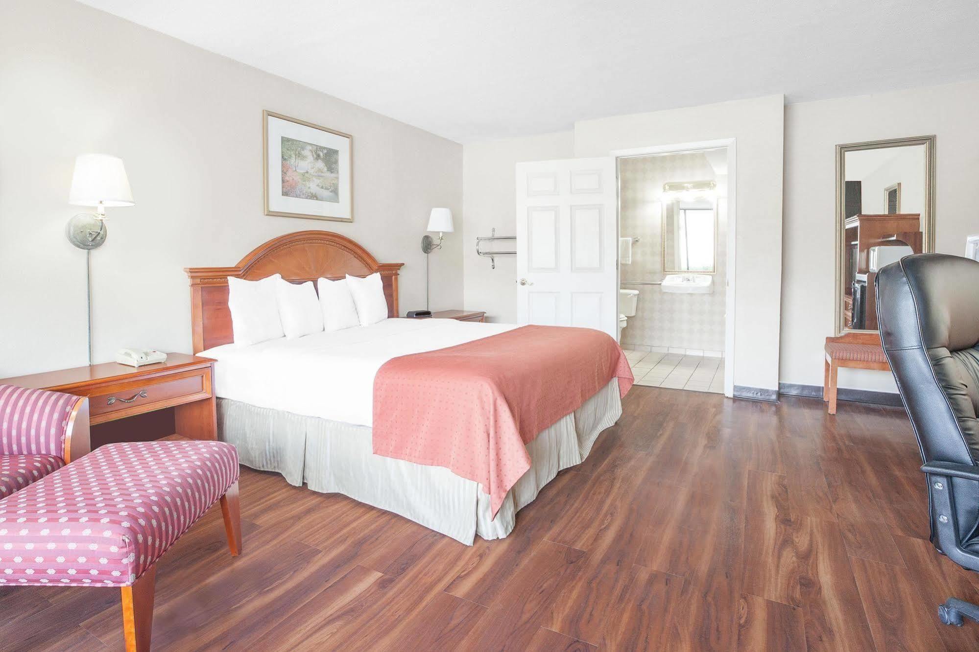 Baymont By Wyndham Paris Motel Ngoại thất bức ảnh