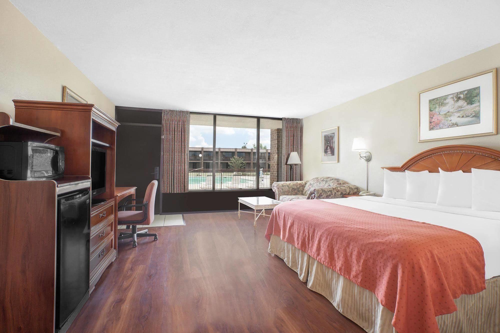 Baymont By Wyndham Paris Motel Ngoại thất bức ảnh