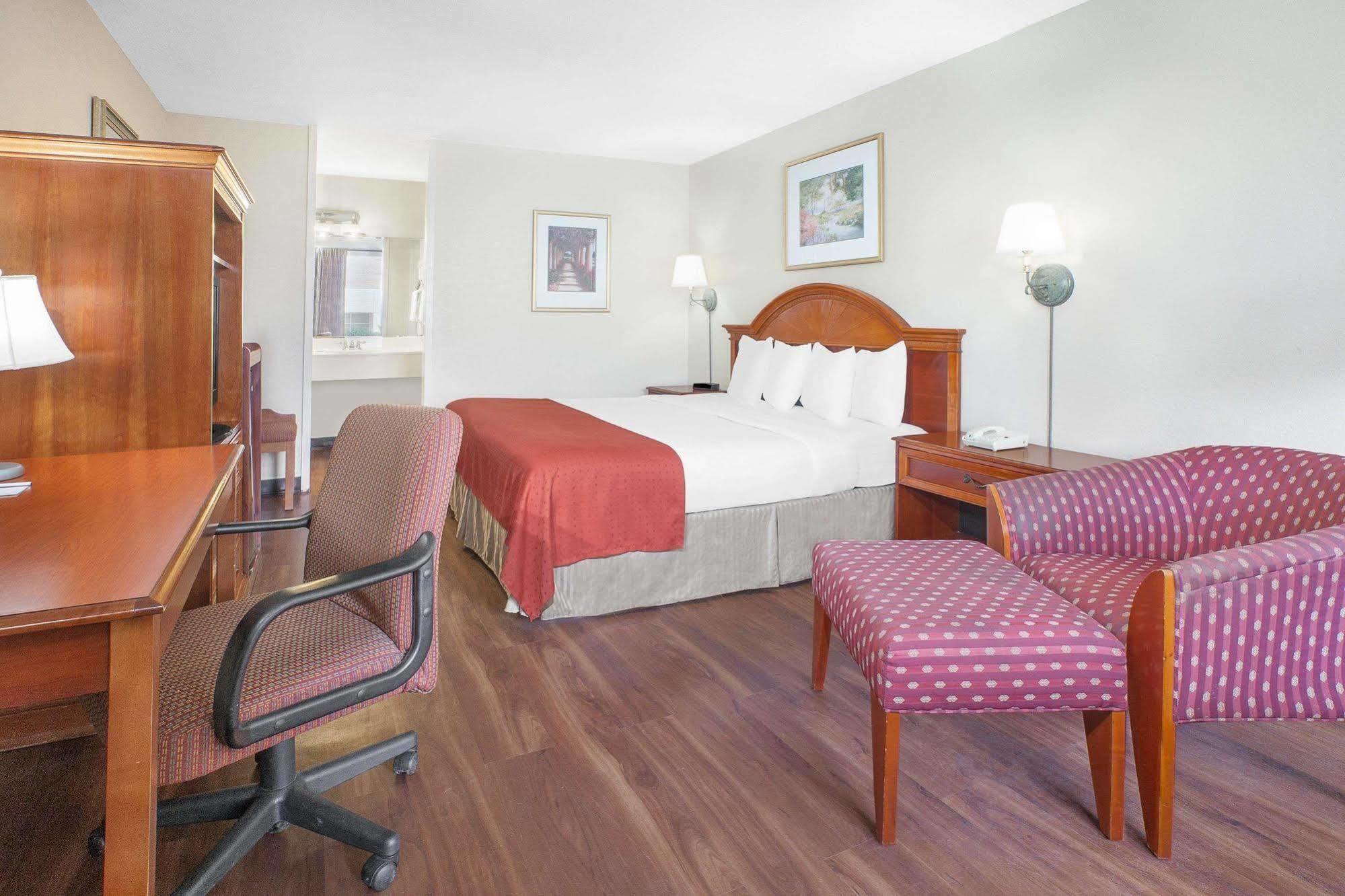 Baymont By Wyndham Paris Motel Ngoại thất bức ảnh