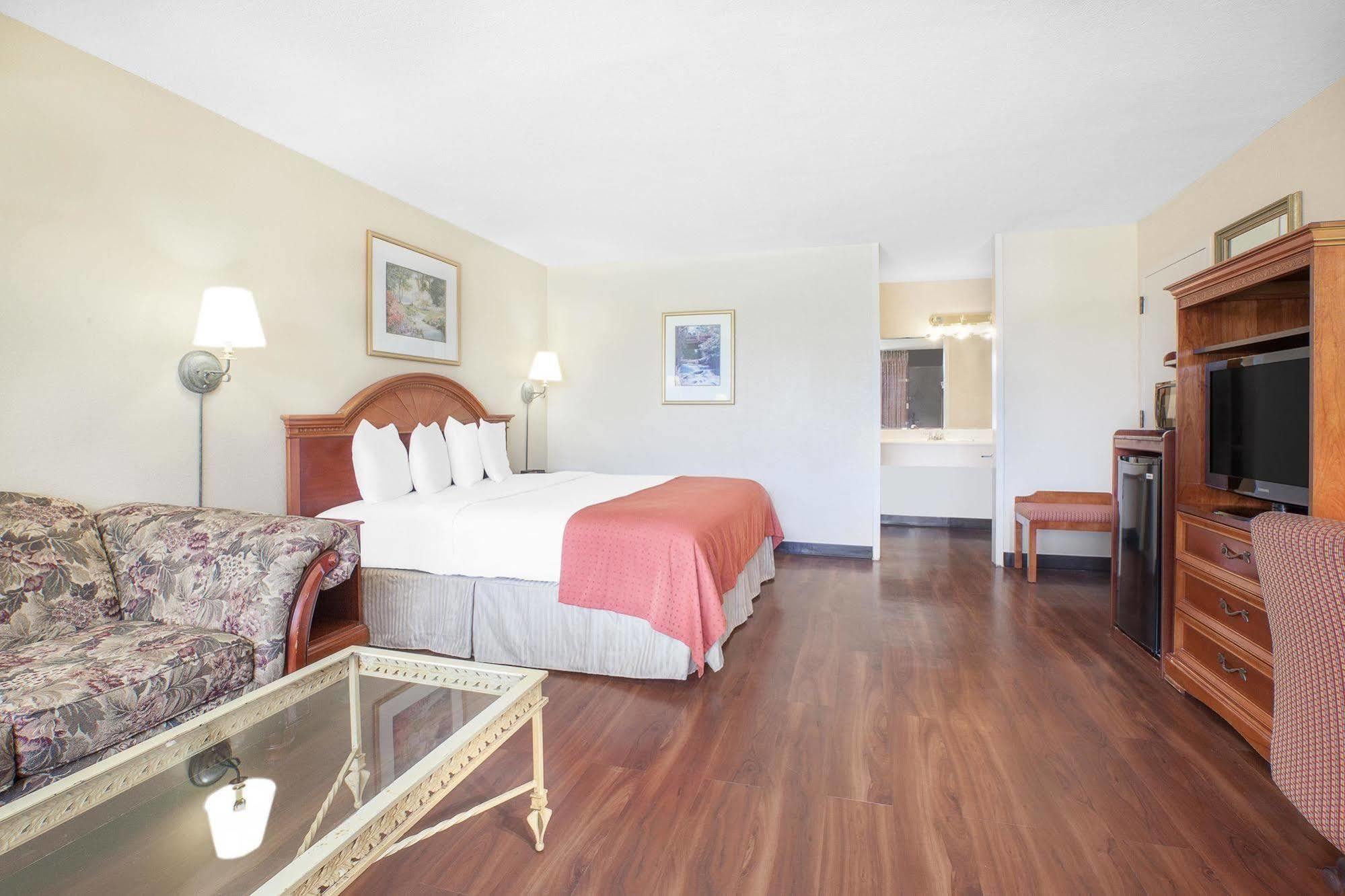 Baymont By Wyndham Paris Motel Ngoại thất bức ảnh