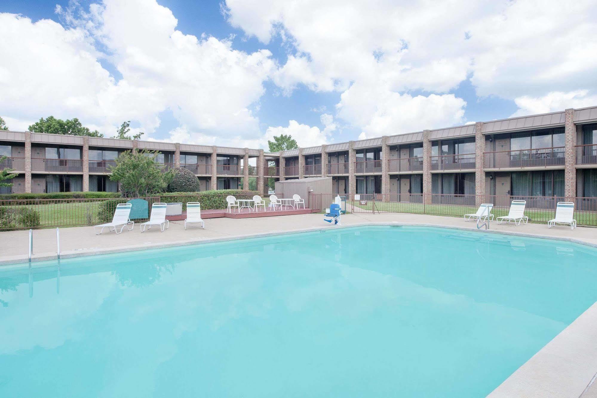 Baymont By Wyndham Paris Motel Ngoại thất bức ảnh